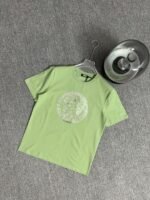 ⁦تيشيرت فيرساتشي الجديد بياقة دائرية وأكمام قصيرة، يحمل شعار العلامة التجارية الكلاسيكي على المقدمة.⁩ - الصورة ⁦5⁩