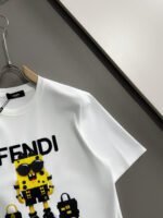 ⁦تيشيرت فندي الجديد من القطن بياقة دائرية وأكمام قصيرة⁩ - الصورة ⁦4⁩