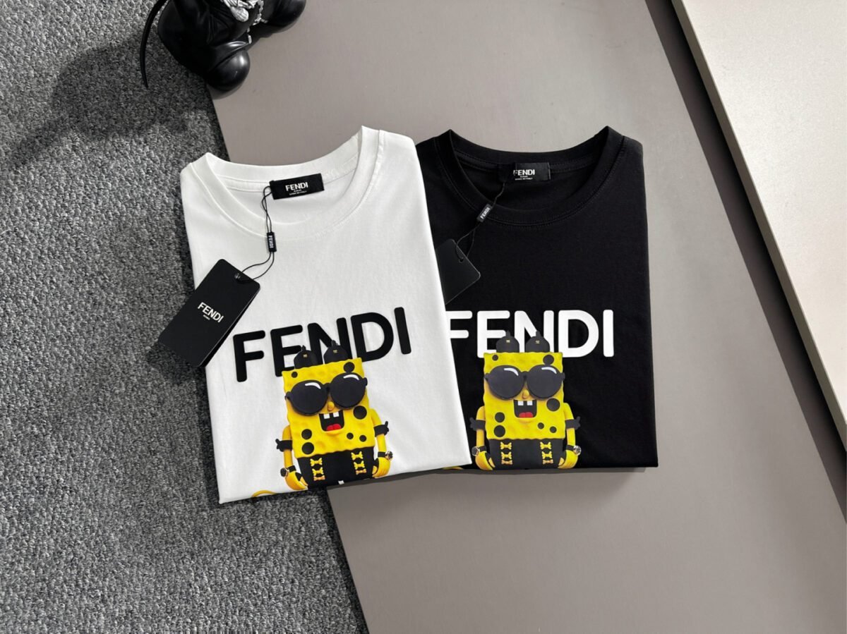 ⁦تيشيرت فندي الجديد من القطن بياقة دائرية وأكمام قصيرة⁩ - الصورة ⁦8⁩