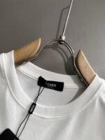 ⁦تيشيرت فندي الجديد من القطن بياقة دائرية وأكمام قصيرة⁩ - الصورة ⁦7⁩