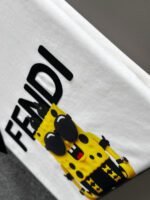 ⁦تيشيرت فندي الجديد من القطن بياقة دائرية وأكمام قصيرة⁩ - الصورة ⁦6⁩