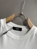 ⁦تيشيرت فندي الجديد من القطن بياقة دائرية وأكمام قصيرة⁩ - الصورة ⁦6⁩