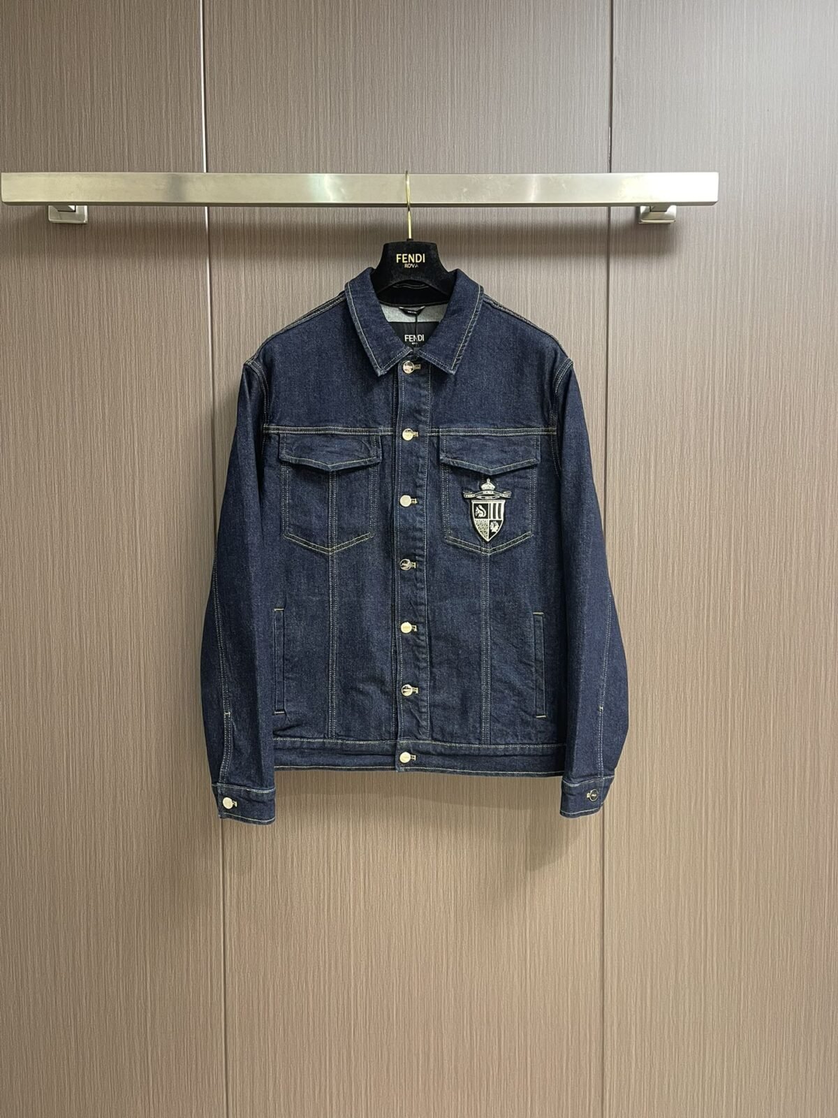 ⁦جاكيت جينز جديد من فندي بأكمام طويلة وجيوب صدرية بغطاء.⁩ - الصورة ⁦1⁩