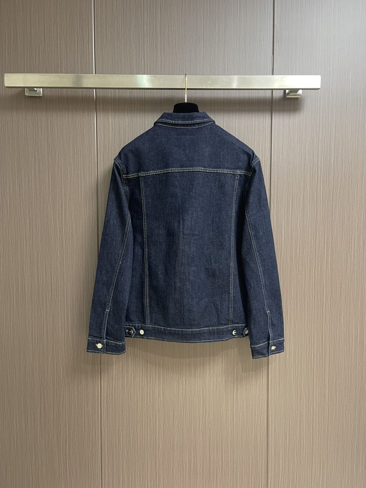 ⁦جاكيت جينز جديد من فندي بأكمام طويلة وجيوب صدرية بغطاء.⁩ - الصورة ⁦2⁩