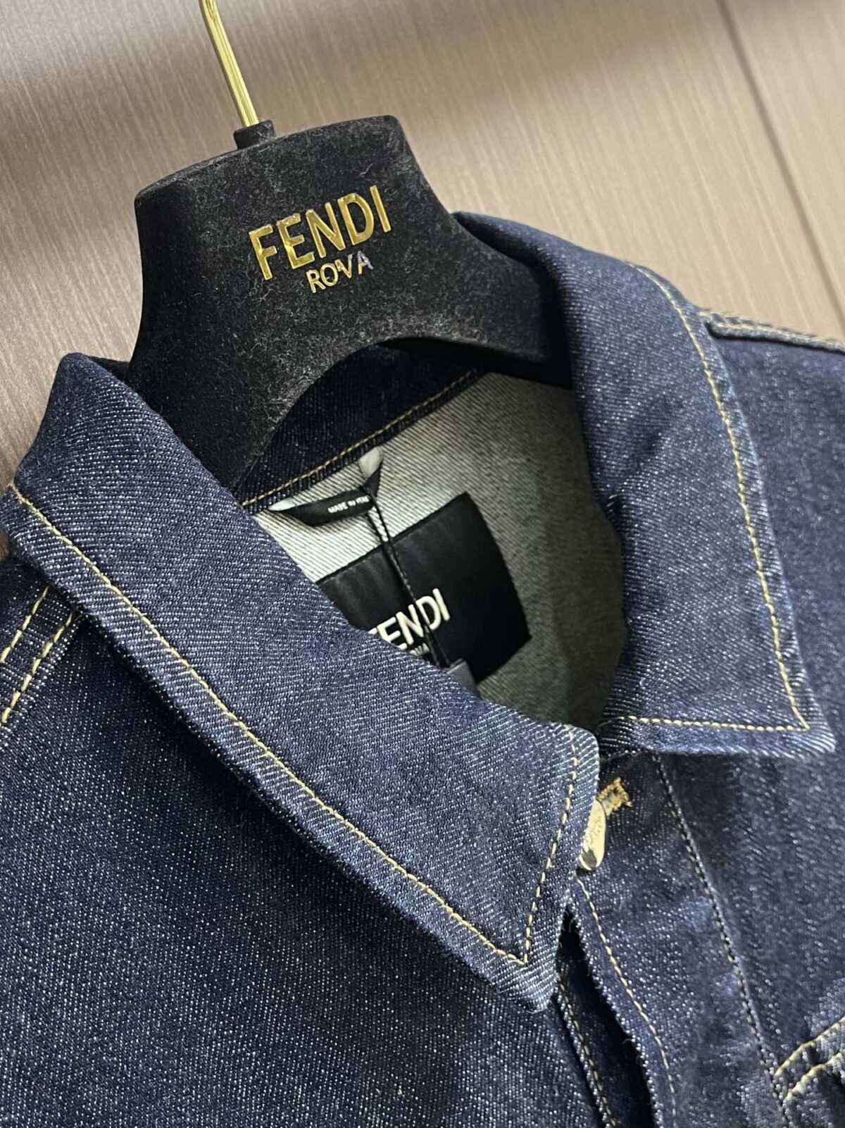 ⁦جاكيت جينز جديد من فندي بأكمام طويلة وجيوب صدرية بغطاء.⁩ - الصورة ⁦3⁩