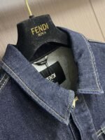 ⁦جاكيت جينز جديد من فندي بأكمام طويلة وجيوب صدرية بغطاء.⁩ - الصورة ⁦3⁩