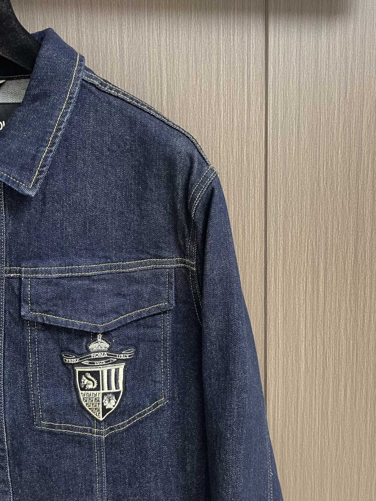 ⁦جاكيت جينز جديد من فندي بأكمام طويلة وجيوب صدرية بغطاء.⁩ - الصورة ⁦4⁩