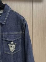 ⁦جاكيت جينز جديد من فندي بأكمام طويلة وجيوب صدرية بغطاء.⁩ - الصورة ⁦4⁩