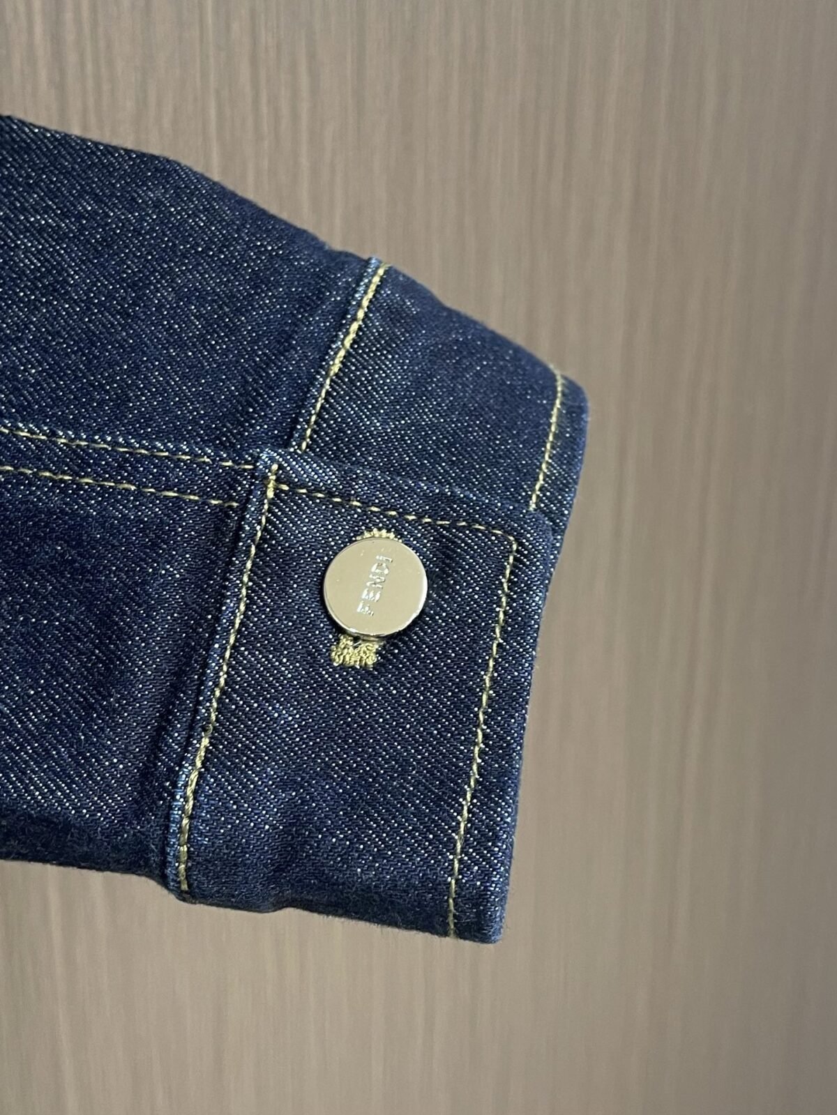 ⁦جاكيت جينز جديد من فندي بأكمام طويلة وجيوب صدرية بغطاء.⁩ - الصورة ⁦7⁩