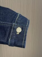 ⁦جاكيت جينز جديد من فندي بأكمام طويلة وجيوب صدرية بغطاء.⁩ - الصورة ⁦7⁩