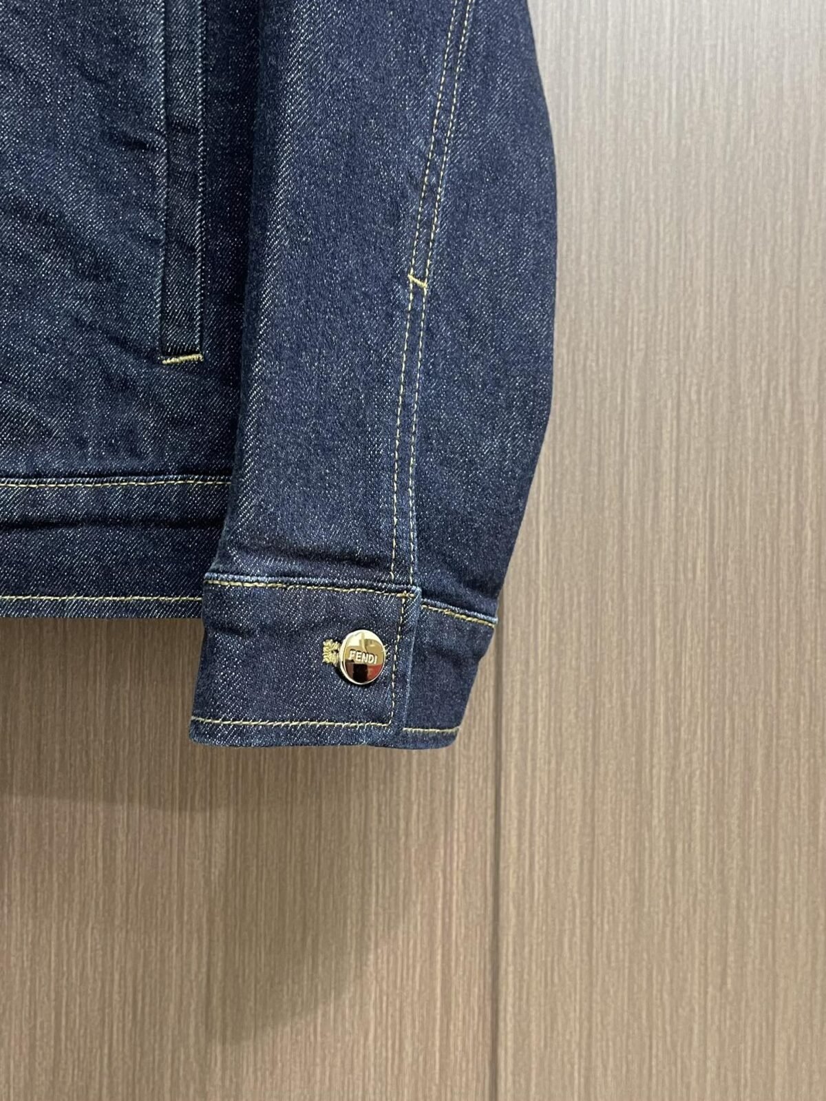 ⁦جاكيت جينز جديد من فندي بأكمام طويلة وجيوب صدرية بغطاء.⁩ - الصورة ⁦5⁩