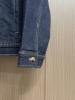 ⁦جاكيت جينز جديد من فندي بأكمام طويلة وجيوب صدرية بغطاء.⁩ - الصورة ⁦5⁩