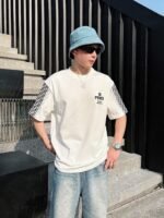 تيشيرت فندي الجديد بأكمام قصيرة وياقة دائرية