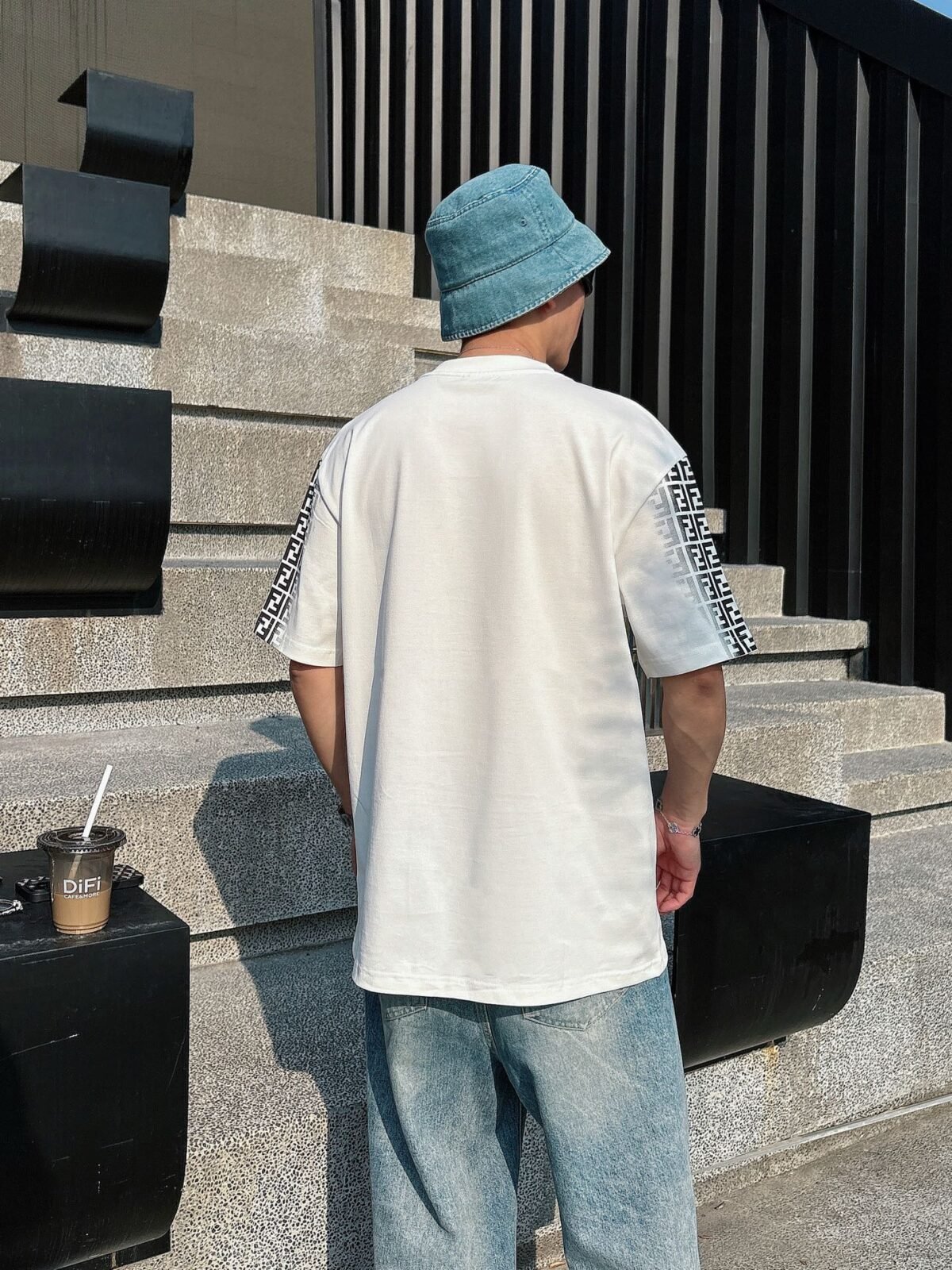 ⁦تيشيرت فندي الجديد بأكمام قصيرة وياقة دائرية⁩ - الصورة ⁦5⁩