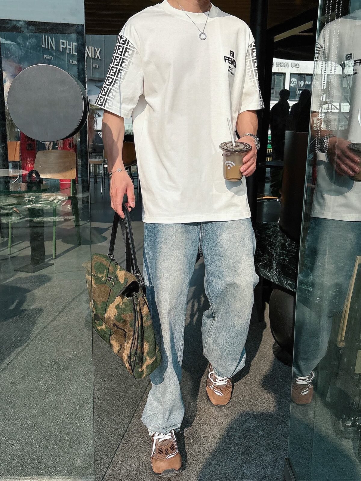 ⁦تيشيرت فندي الجديد بأكمام قصيرة وياقة دائرية⁩ - الصورة ⁦4⁩