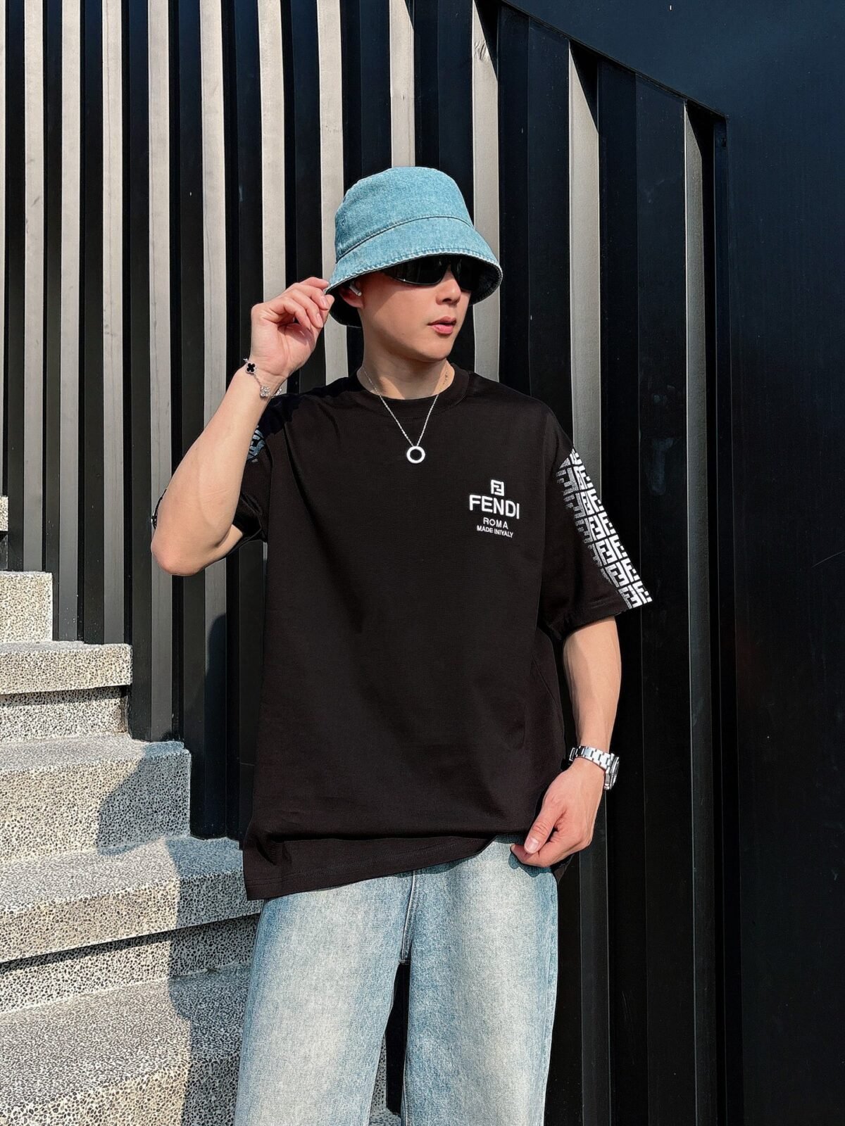 ⁦تيشيرت فندي الجديد بأكمام قصيرة وياقة دائرية⁩ - الصورة ⁦2⁩