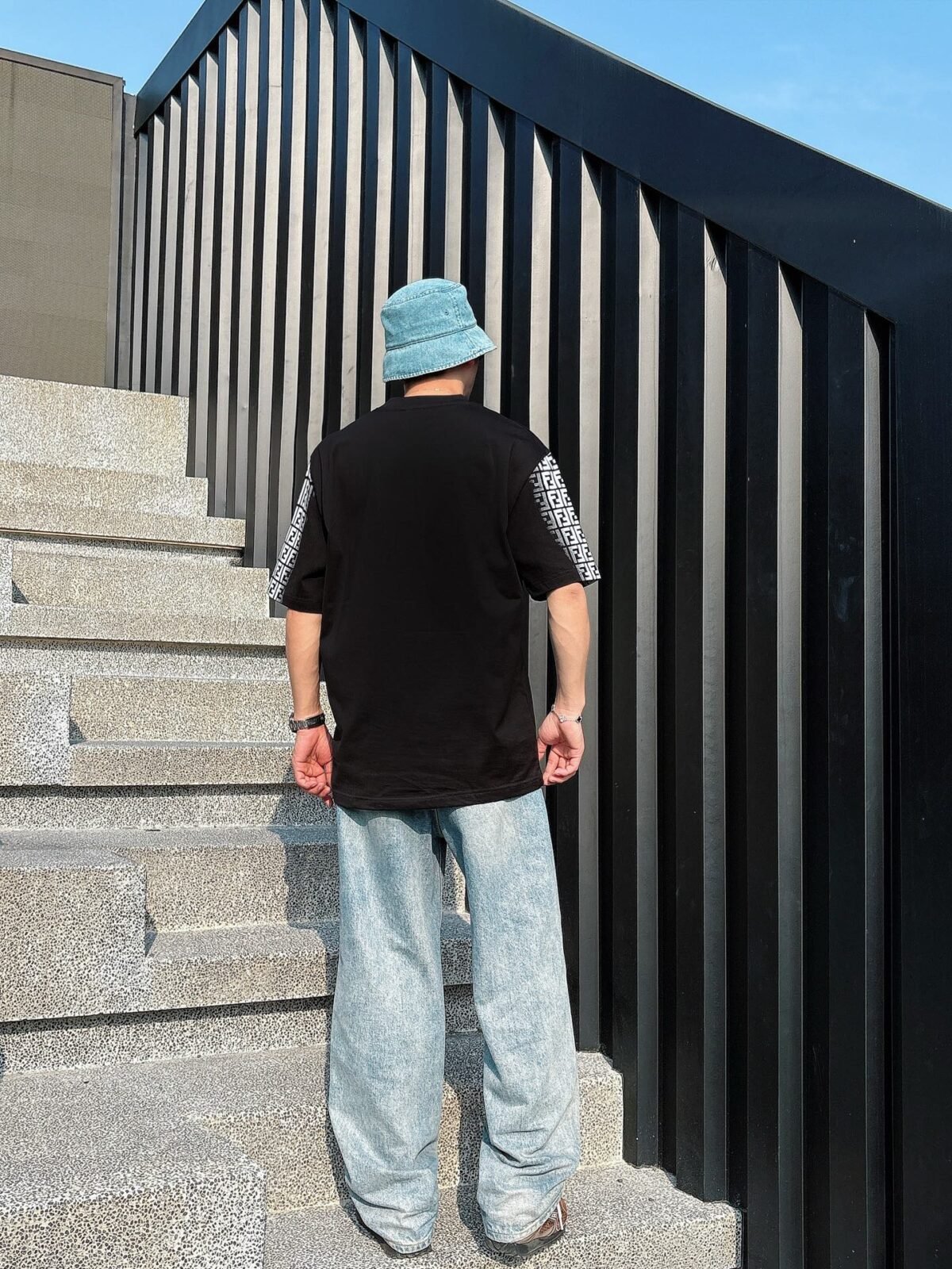 ⁦تيشيرت فندي الجديد بأكمام قصيرة وياقة دائرية⁩ - الصورة ⁦9⁩