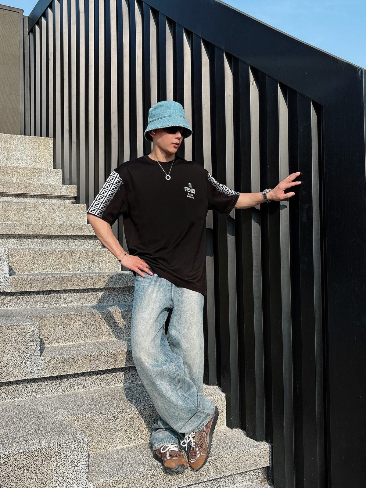 ⁦تيشيرت فندي الجديد بأكمام قصيرة وياقة دائرية⁩ - الصورة ⁦8⁩