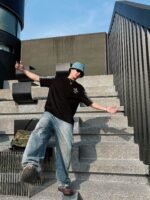 ⁦تيشيرت فندي الجديد بأكمام قصيرة وياقة دائرية⁩ - الصورة ⁦7⁩