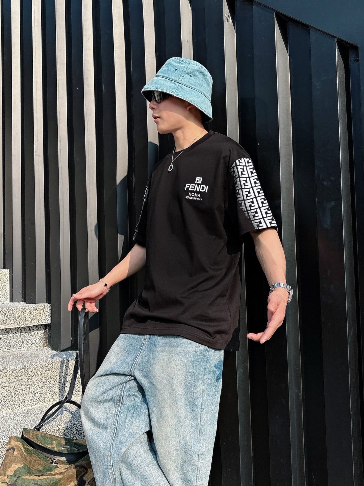 ⁦تيشيرت فندي الجديد بأكمام قصيرة وياقة دائرية⁩ - الصورة ⁦10⁩