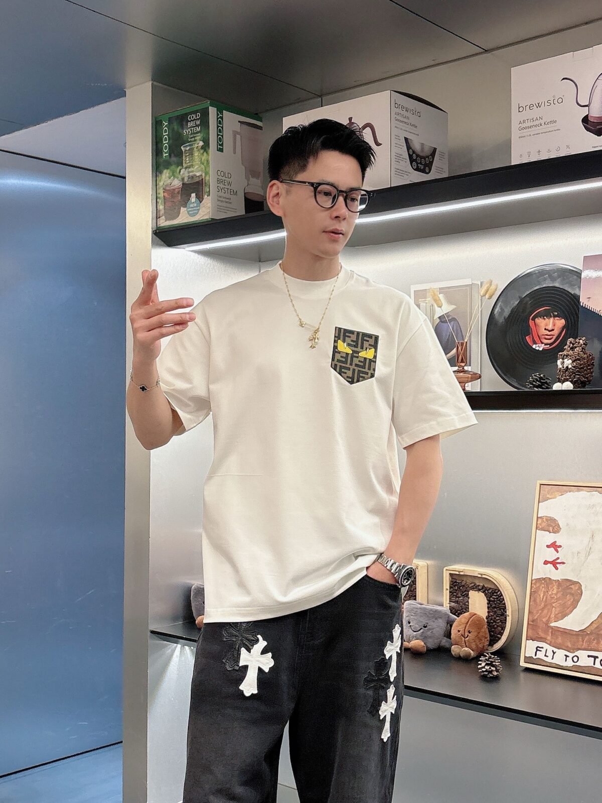 ⁦تيشيرت فندي الجديد بأكمام قصيرة وياقة مستديرة⁩ - الصورة ⁦1⁩