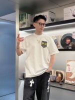 تيشيرت فندي الجديد بأكمام قصيرة وياقة مستديرة