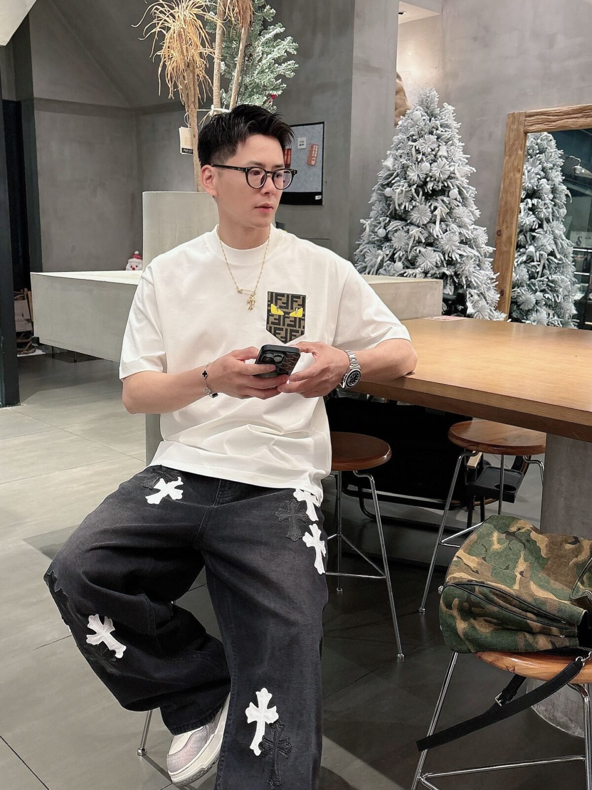 ⁦تيشيرت فندي الجديد بأكمام قصيرة وياقة مستديرة⁩ - الصورة ⁦3⁩