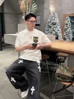 ⁦تيشيرت فندي الجديد بأكمام قصيرة وياقة مستديرة⁩ - الصورة ⁦3⁩