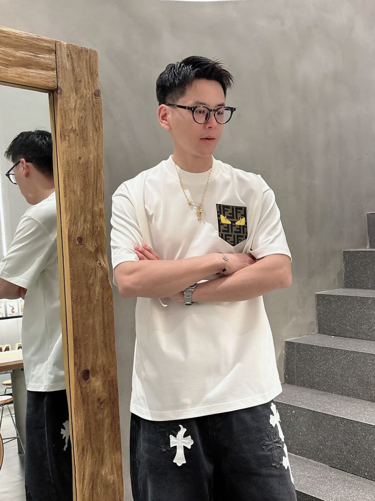 ⁦تيشيرت فندي الجديد بأكمام قصيرة وياقة مستديرة⁩ - الصورة ⁦5⁩