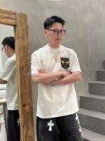 ⁦تيشيرت فندي الجديد بأكمام قصيرة وياقة مستديرة⁩ - الصورة ⁦5⁩