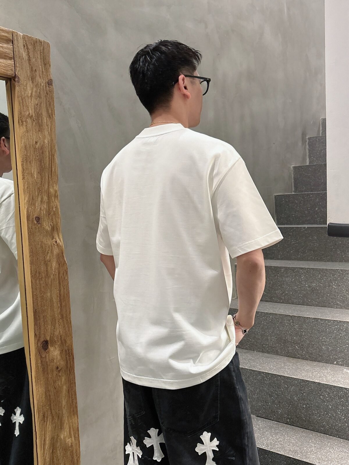 ⁦تيشيرت فندي الجديد بأكمام قصيرة وياقة مستديرة⁩ - الصورة ⁦4⁩