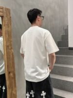 ⁦تيشيرت فندي الجديد بأكمام قصيرة وياقة مستديرة⁩ - الصورة ⁦4⁩