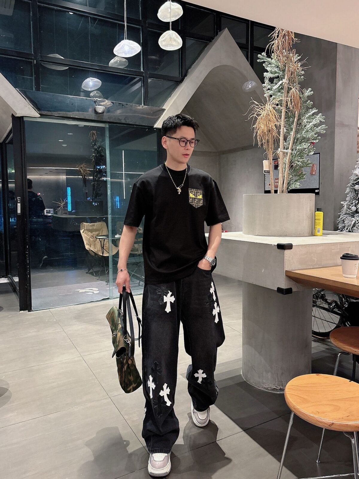 ⁦تيشيرت فندي الجديد بأكمام قصيرة وياقة مستديرة⁩ - الصورة ⁦2⁩