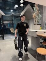 ⁦تيشيرت فندي الجديد بأكمام قصيرة وياقة مستديرة⁩ - الصورة ⁦2⁩