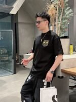 ⁦تيشيرت فندي الجديد بأكمام قصيرة وياقة مستديرة⁩ - الصورة ⁦8⁩