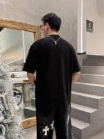 ⁦تيشيرت فندي الجديد بأكمام قصيرة وياقة مستديرة⁩ - الصورة ⁦9⁩