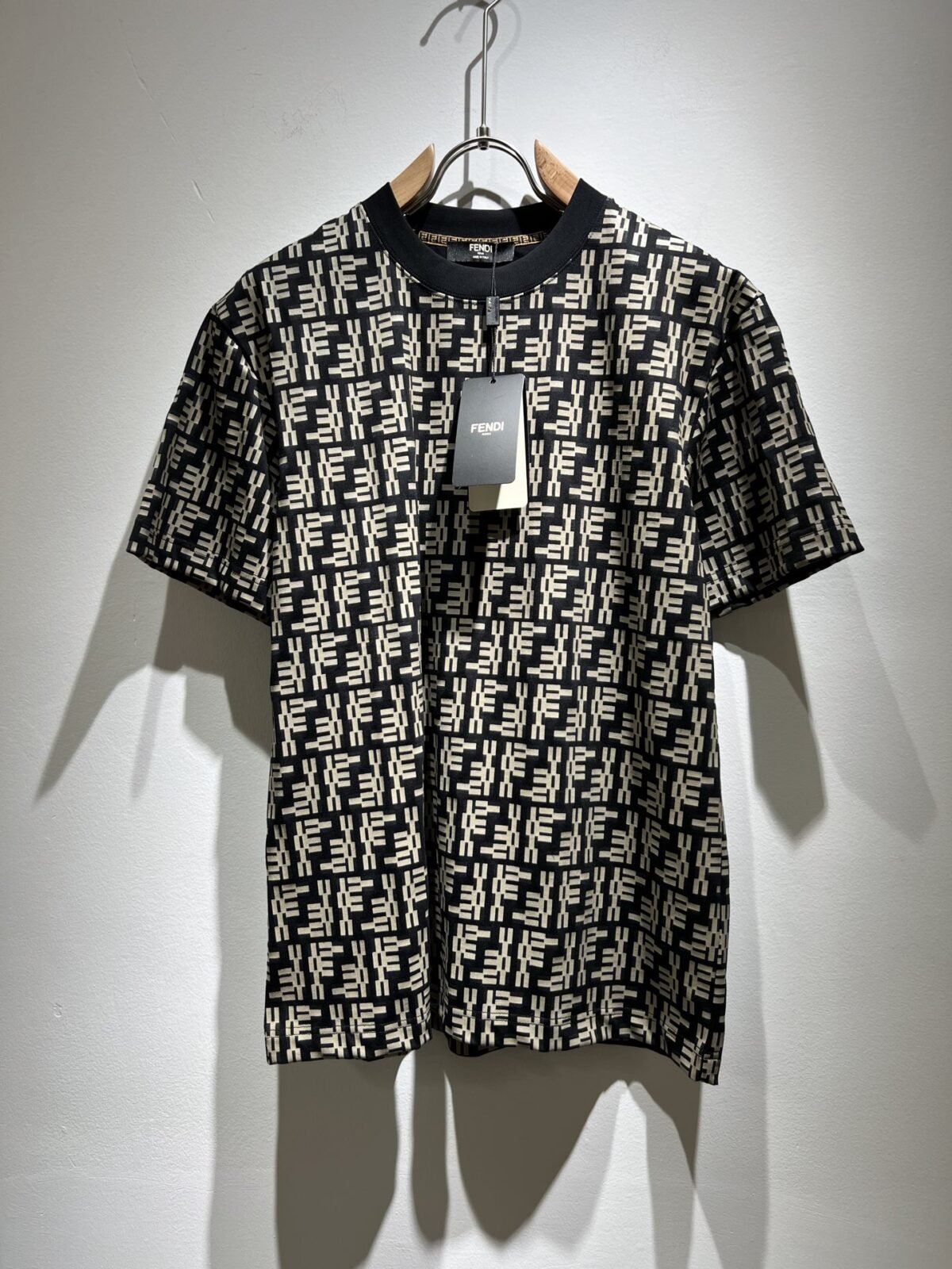 ⁦تيشيرت فندي الجديد بأكمام قصيرة للجنسين.⁩ - الصورة ⁦1⁩