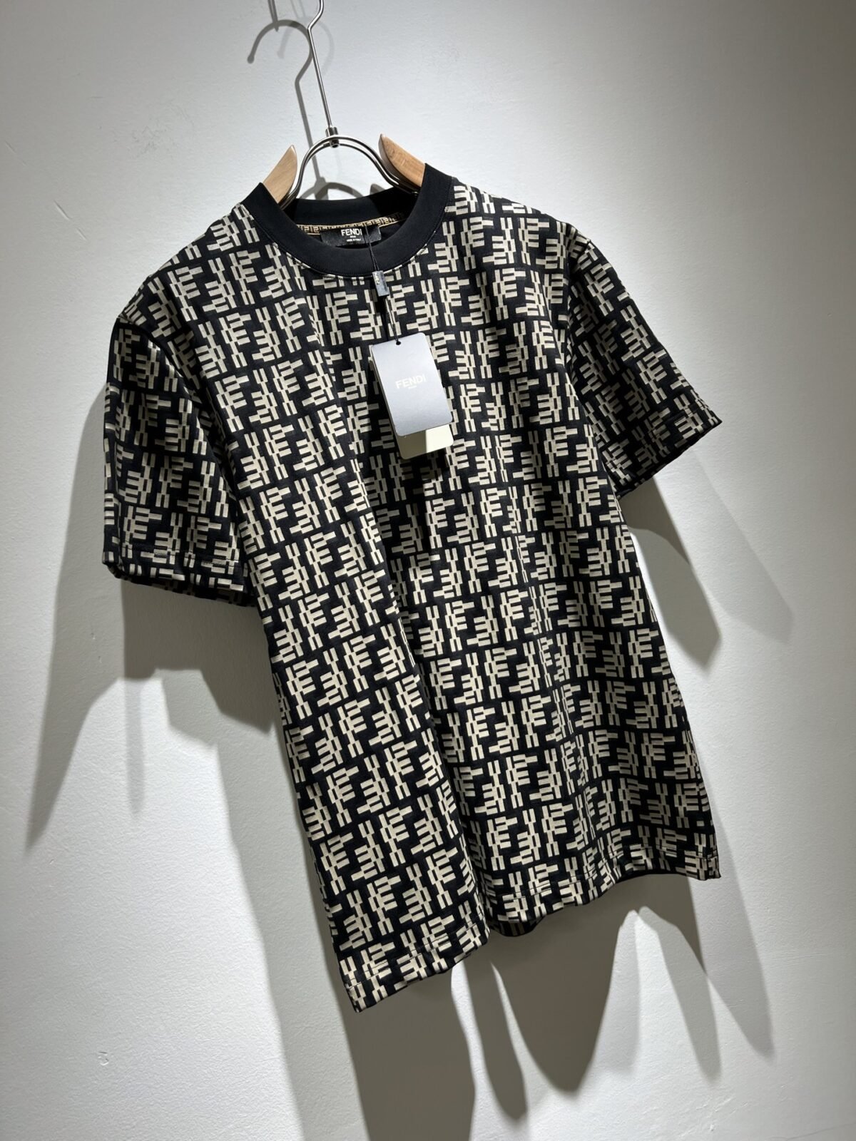 ⁦تيشيرت فندي الجديد بأكمام قصيرة للجنسين.⁩ - الصورة ⁦3⁩