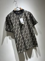 ⁦تيشيرت فندي الجديد بأكمام قصيرة للجنسين.⁩ - الصورة ⁦3⁩