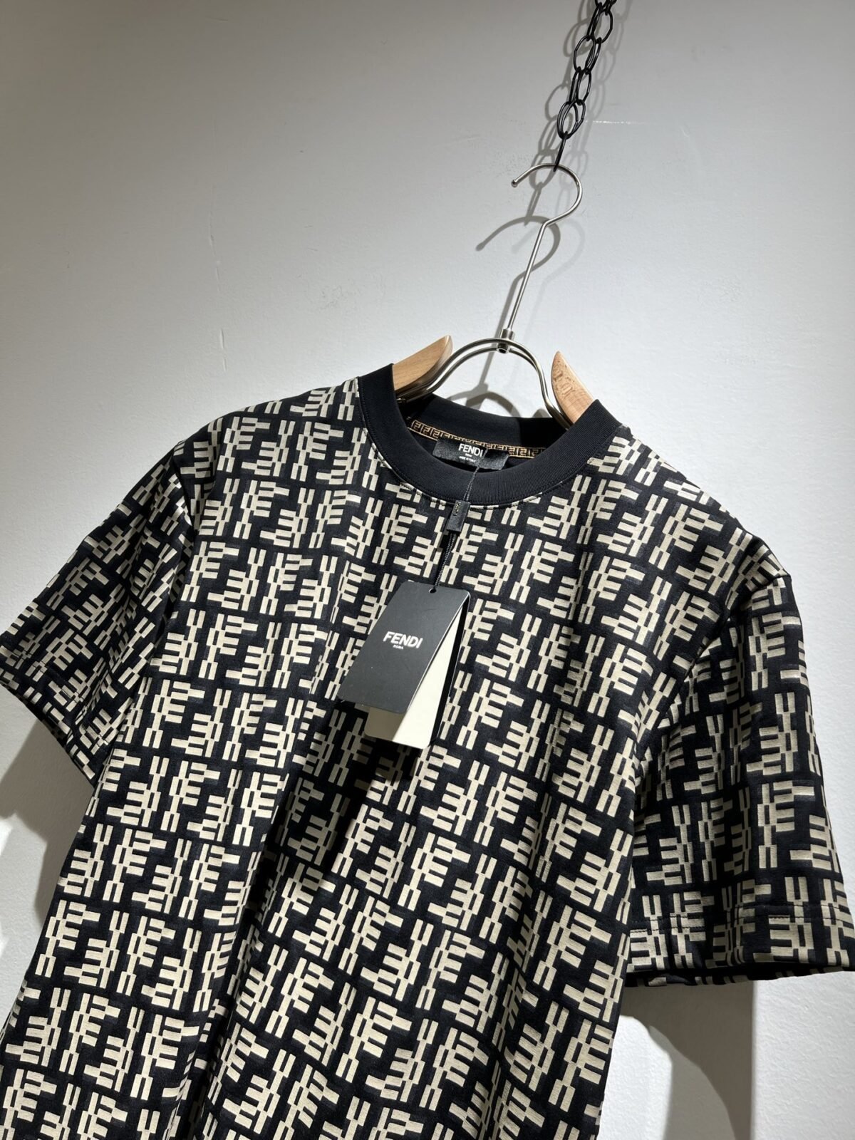 ⁦تيشيرت فندي الجديد بأكمام قصيرة للجنسين.⁩ - الصورة ⁦7⁩