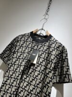 ⁦تيشيرت فندي الجديد بأكمام قصيرة للجنسين.⁩ - الصورة ⁦7⁩