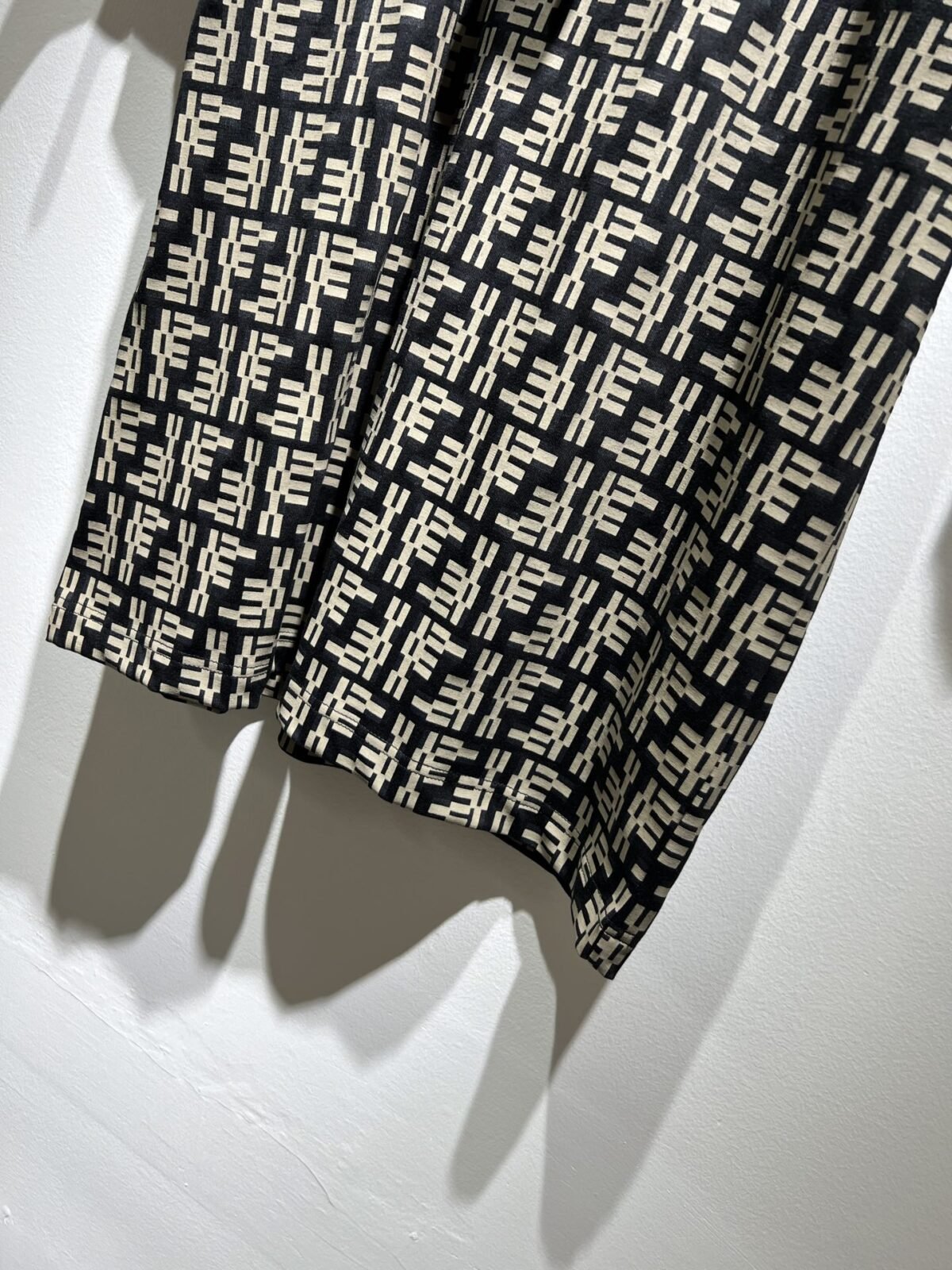 ⁦تيشيرت فندي الجديد بأكمام قصيرة للجنسين.⁩ - الصورة ⁦9⁩