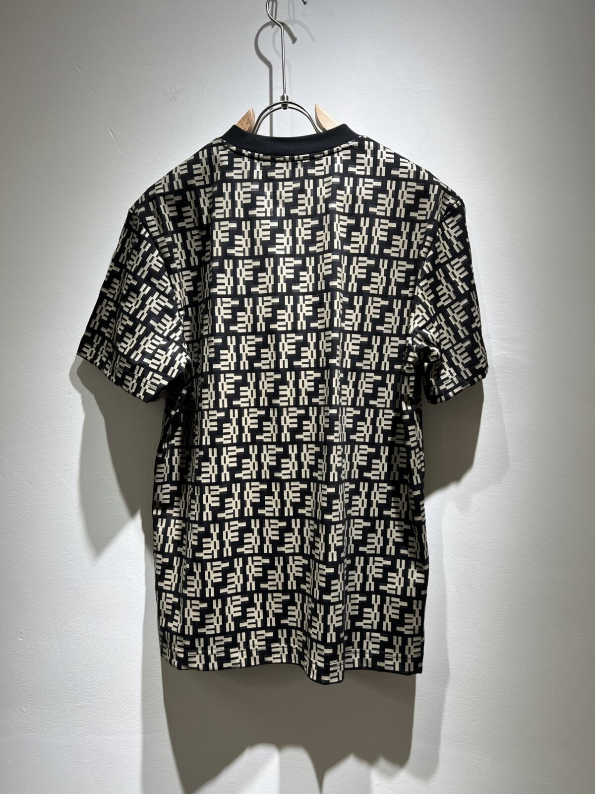 ⁦تيشيرت فندي الجديد بأكمام قصيرة للجنسين.⁩ - الصورة ⁦5⁩