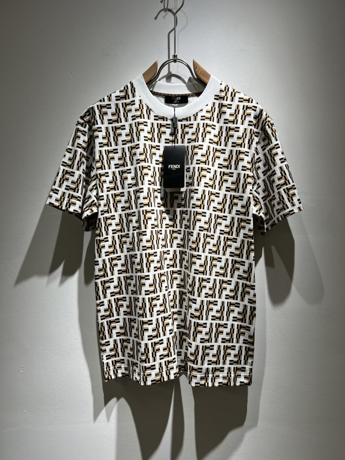 ⁦تيشيرت فندي الجديد بأكمام قصيرة للجنسين.⁩ - الصورة ⁦2⁩