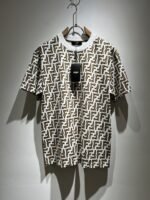 ⁦تيشيرت فندي الجديد بأكمام قصيرة للجنسين.⁩ - الصورة ⁦2⁩