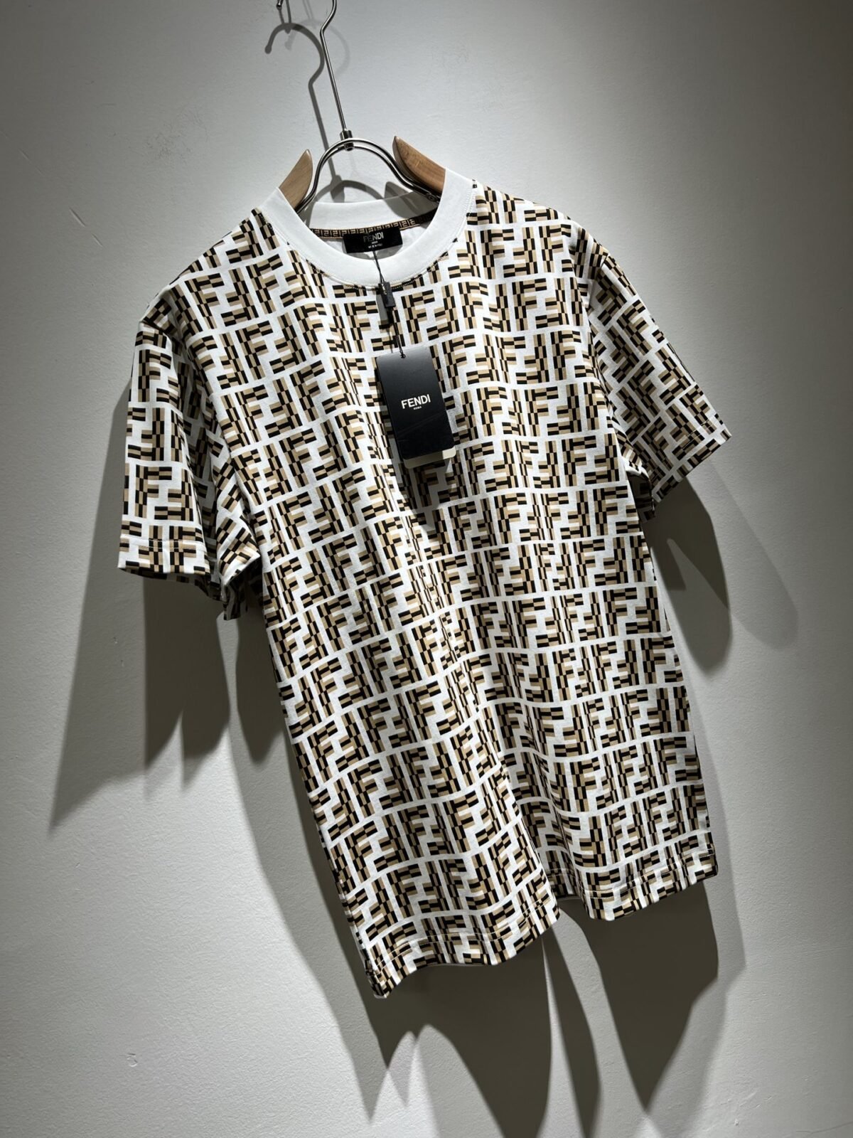 ⁦تيشيرت فندي الجديد بأكمام قصيرة للجنسين.⁩ - الصورة ⁦4⁩