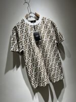 ⁦تيشيرت فندي الجديد بأكمام قصيرة للجنسين.⁩ - الصورة ⁦4⁩