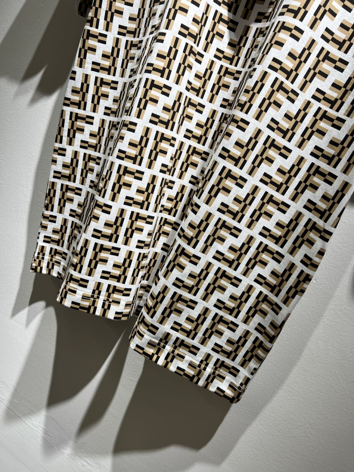 ⁦تيشيرت فندي الجديد بأكمام قصيرة للجنسين.⁩ - الصورة ⁦10⁩