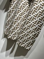 ⁦تيشيرت فندي الجديد بأكمام قصيرة للجنسين.⁩ - الصورة ⁦10⁩