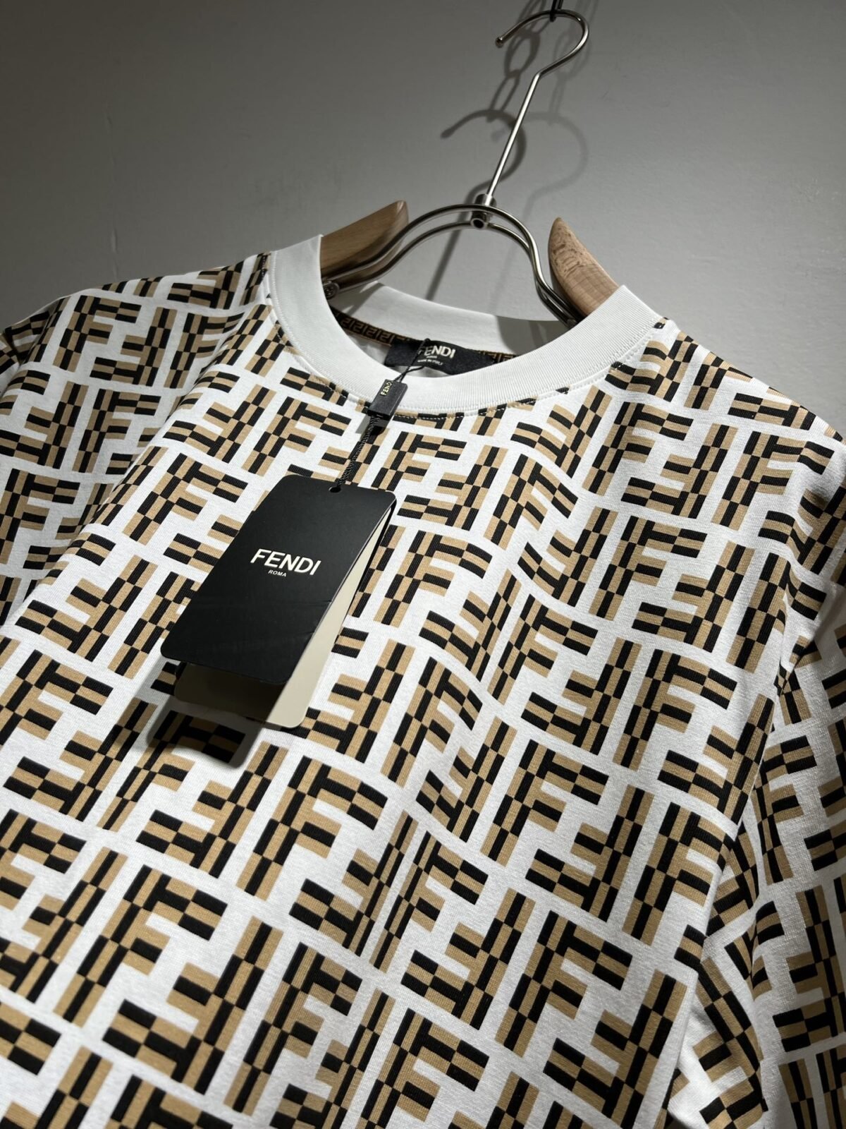 ⁦تيشيرت فندي الجديد بأكمام قصيرة للجنسين.⁩ - الصورة ⁦8⁩